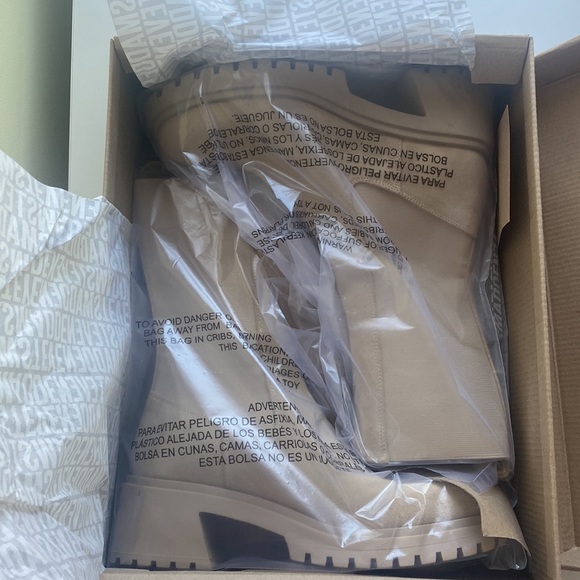 STEVE MADDEN
Women's Hesitant Lug-Sole Chelsea Booties - Picture 5 of 11